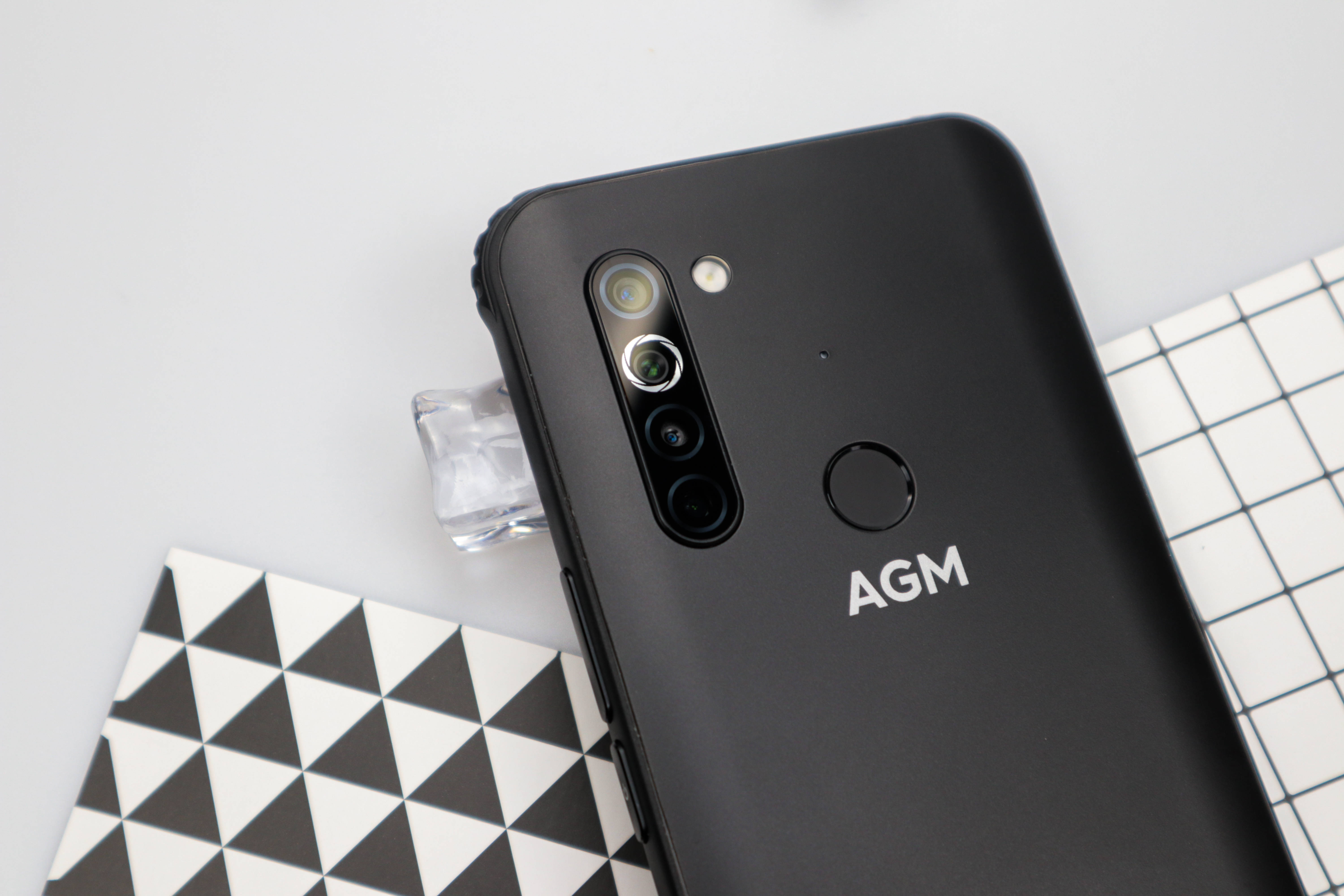 防摔防水防跌落:agm x5首款户外三防5g手机动手玩_屏幕