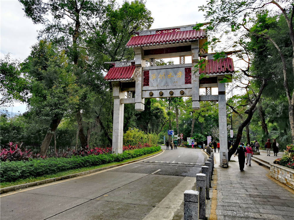东湖公园：寓观赏、游乐于一体，承载了许多深圳市民儿时的回忆
