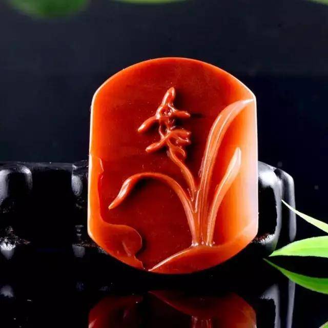 用黄龙玉雕刻的玉兰花有着特殊的含义令人爱不释手