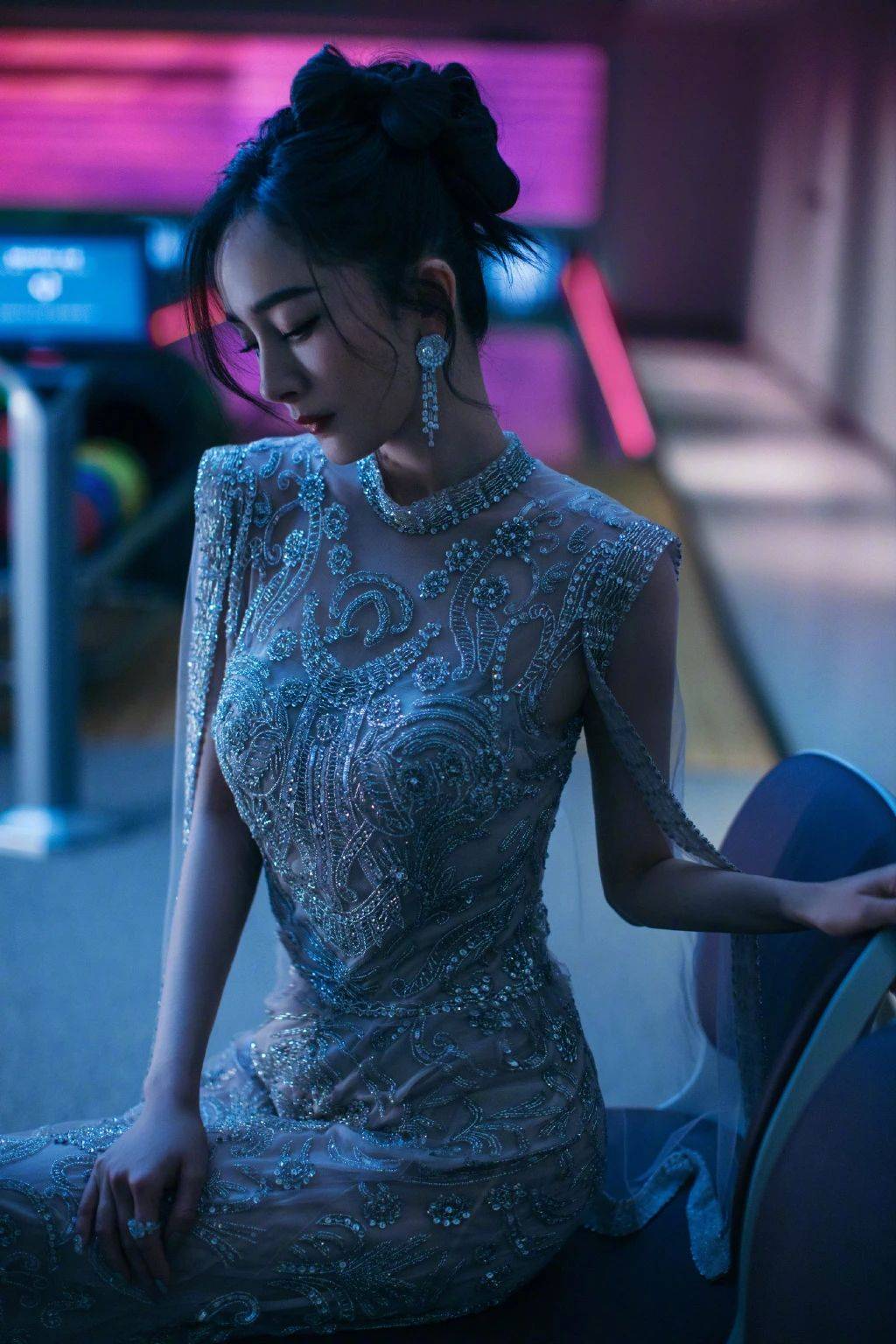 杨幂壁纸:一袭金色碎钻流沙长裙,万般模样都是幂(图5)