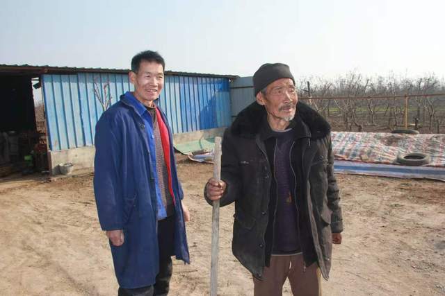 采访团第二站来到了乾县梁村镇南郭村贫困户高丰收的"乾县好羊羊养殖