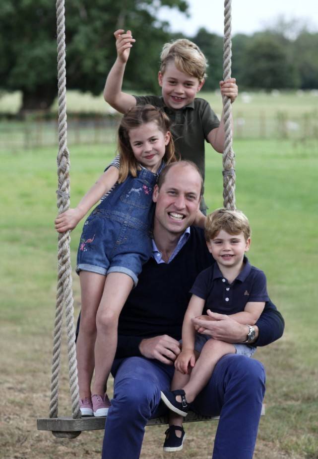 原创威廉王子一家圣诞合影曝光凯特王妃越来越有气质乔治有王室范