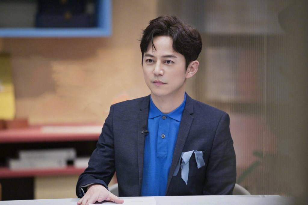 何炅收礼事件不断发酵,主持人彭宇发文力挺,以往人设能否被重启