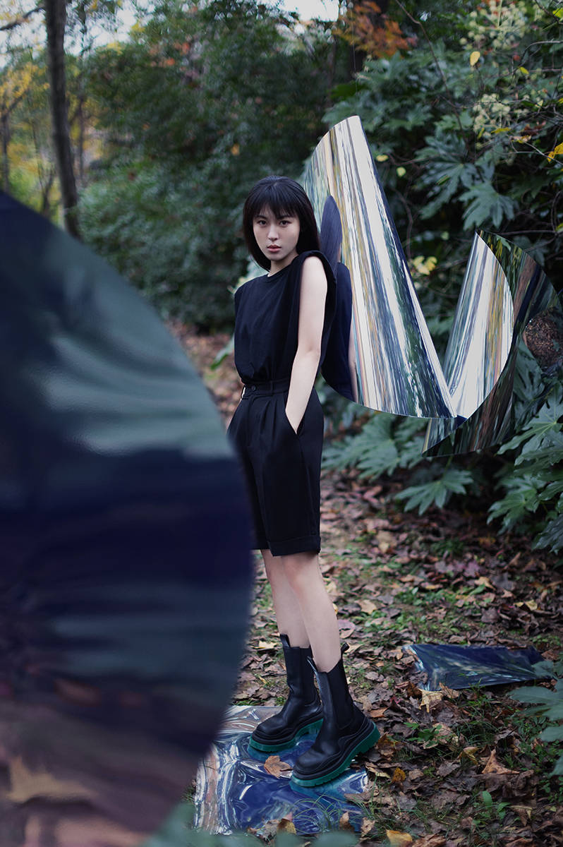 周放最新治愈系写真绿植掩映带来冬日鲜活色彩