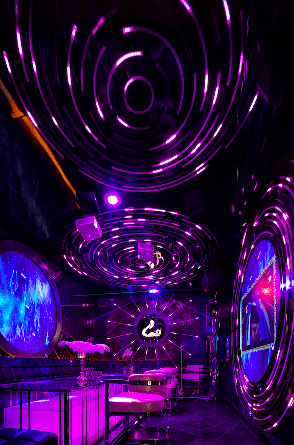 体验感,增加二次消费的机会,主舞台灯光背景由长短不一的led线构成面