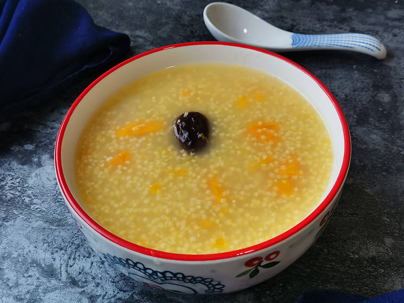 原创寒冷的冬日熬一锅热腾腾的小米粥暖心又暖胃好喝还易消化