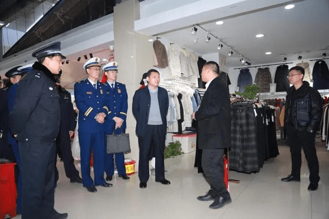 郸城:陈凤祥带队突击检查城区巡逻防控夜查行动