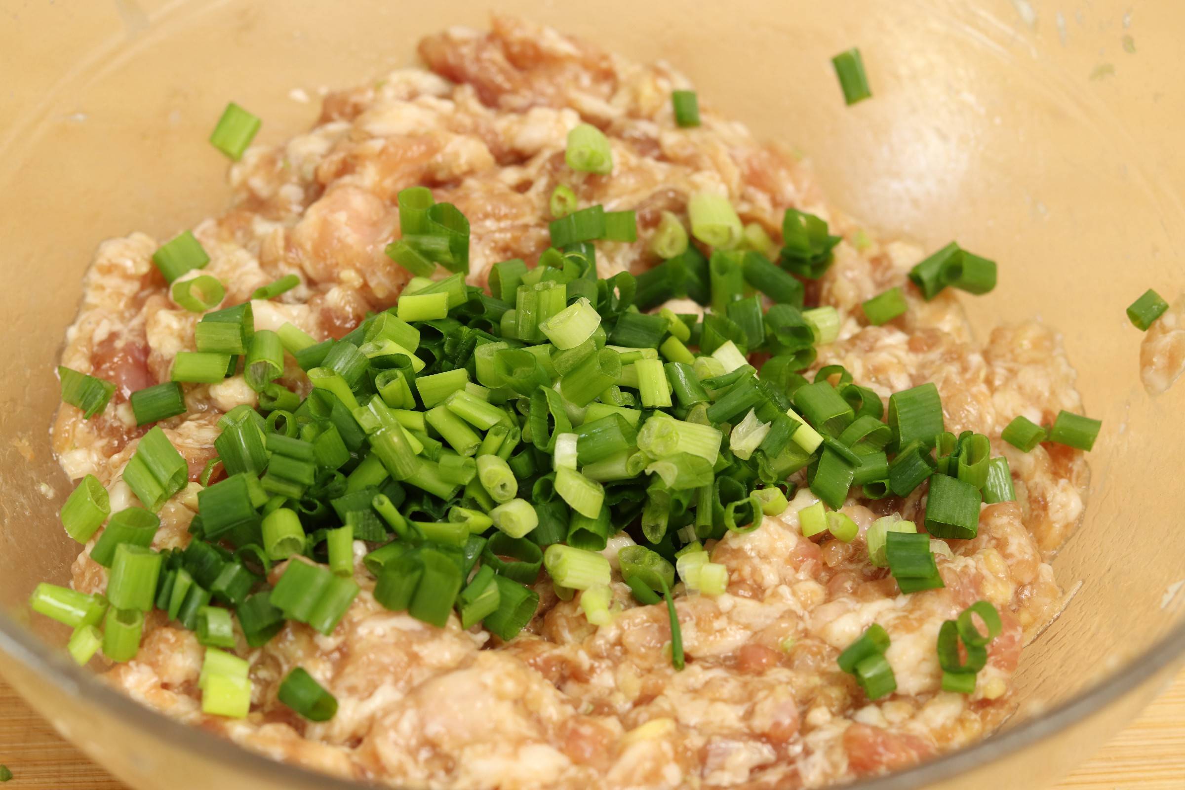 不管包饺子还是馄饨牢记拌肉馅3个技巧又香又嫩好吃不腻