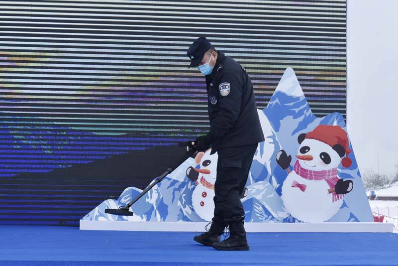 大邑公安圆满完成西岭雪山第21届南国国际冰雪节开幕式安保活动