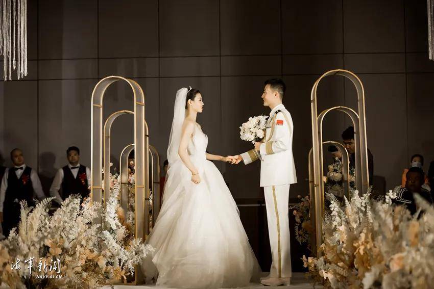 中尉和士官小姐姐结婚了