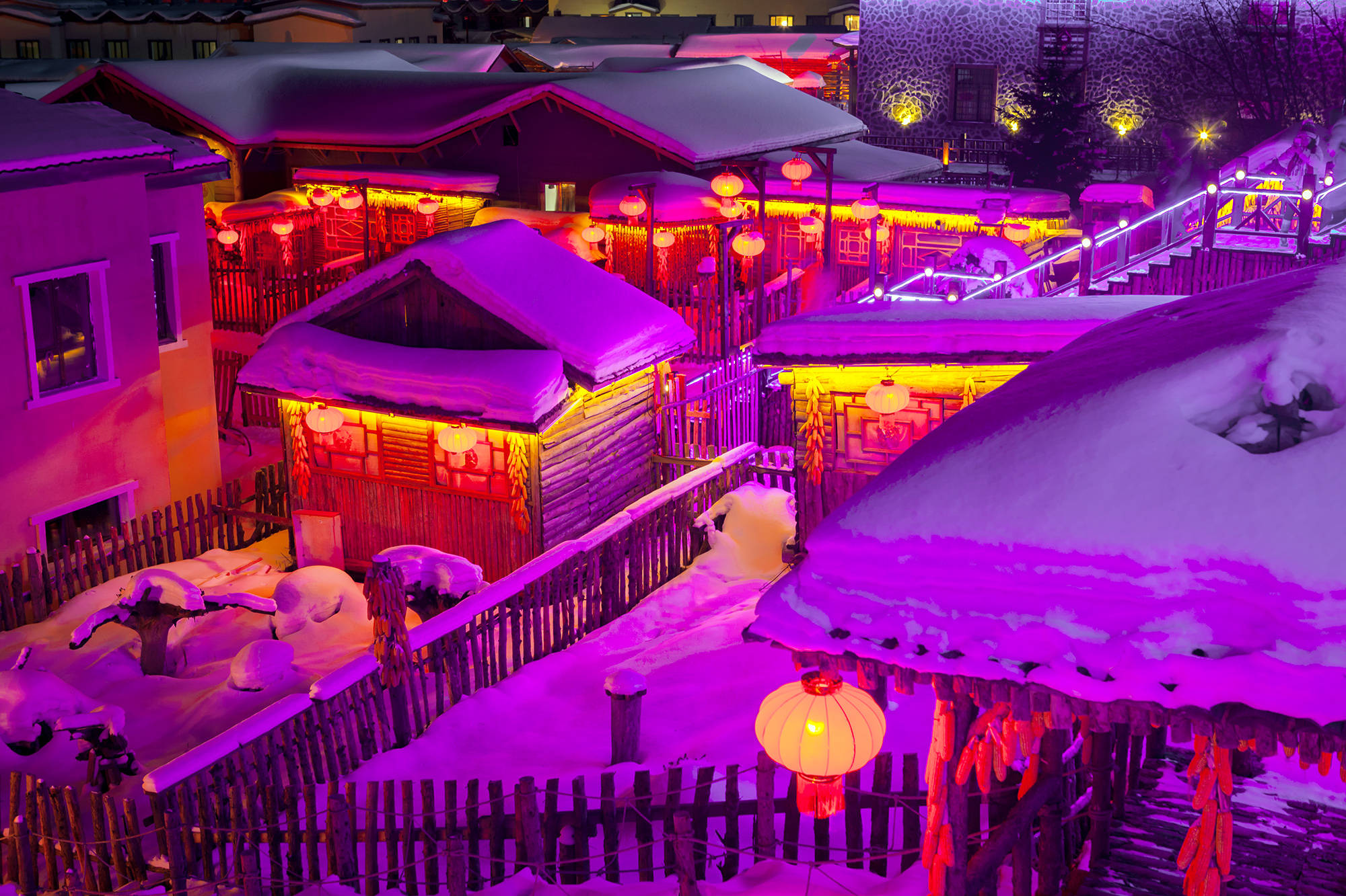 雪乡美丽夜色,雪屋在大红灯笼的照耀下,宛如仙境