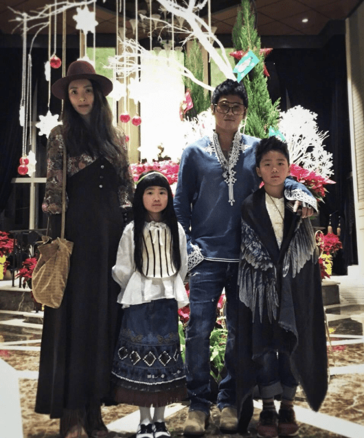 10岁曹华恩开挂式长大扎马尾辫穿皮草秀美腿时髦又贵气