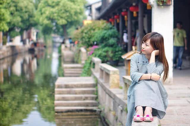 比周庄淳朴，比西塘清丽的古镇，周末的街上只有少许的上海游客
