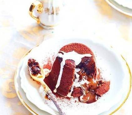 热巧克力汁,配西班牙风味牛奶焦糖酱(甜奶酱)布丁