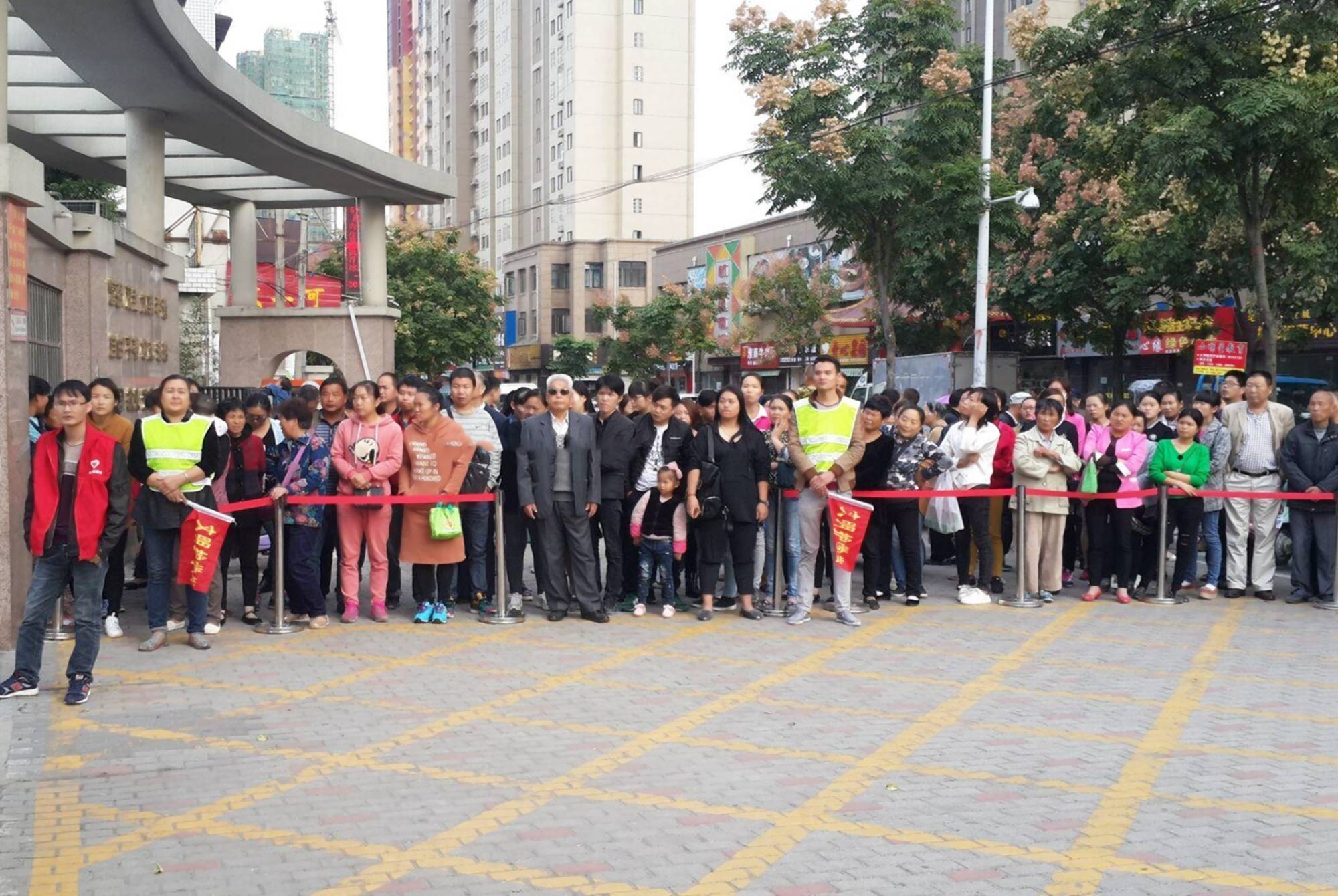校门口接孩子的这些行为,会让老师嫌弃,送再多礼也无济于事