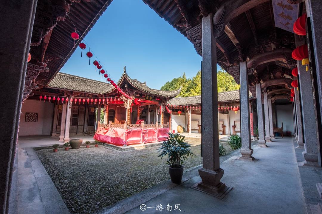 河阳村民大部分姓朱,朱大宗祠是该村主祠,主要供奉开村先祖朱清源,朱