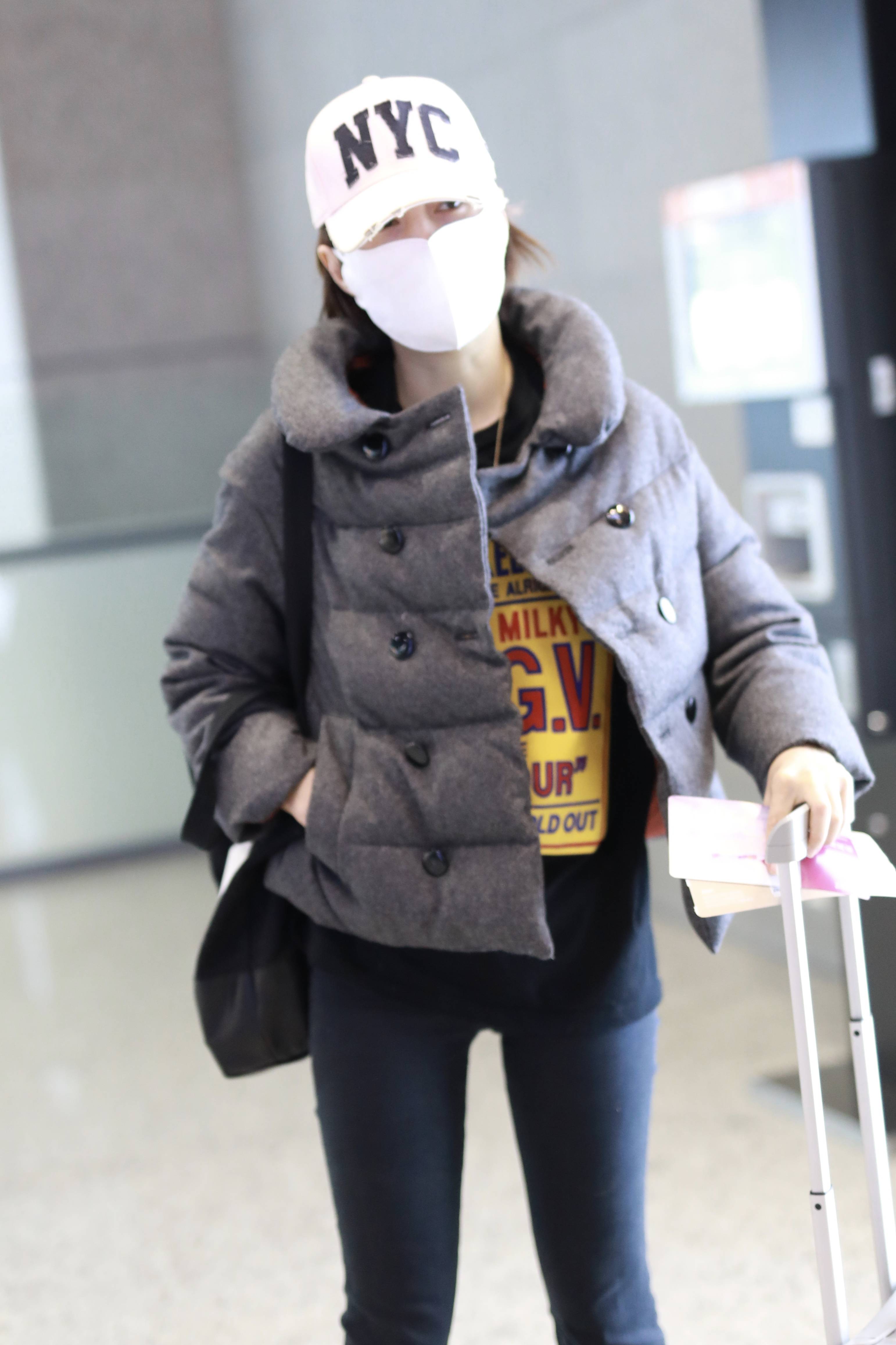 马伊琍穿高级灰低调有气质 美腿纤细修长很吸睛