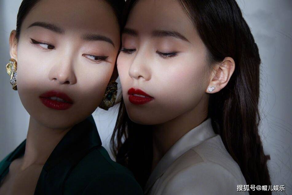 刘诗诗搂倪妮腰拍大片两姐妹嘟嘴玩亲吻网友甜到我了