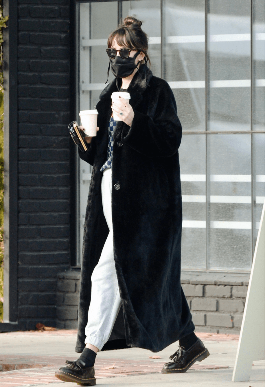 肯豆穿大衣配球鞋超酷冬季穿长款大衣欧美范一下子就出来了