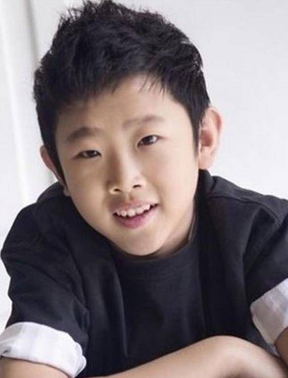 原创演员侯祥35岁身高158米演了多年儿子与妻子同框似母子