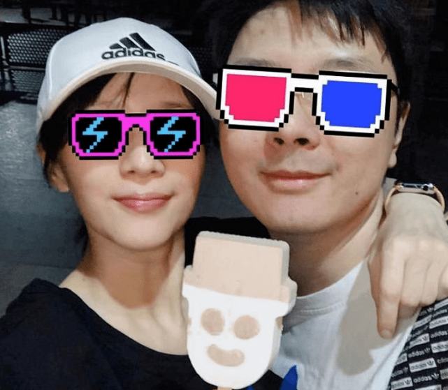 不仅是儿子,对于老公老胡,papi酱也不曾晒出他的全脸.