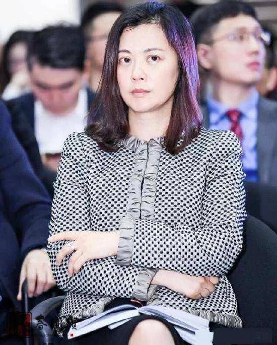 原创辞职央视,远嫁英国,生龙凤混血儿的前央视才女姜丰,如今啥光景
