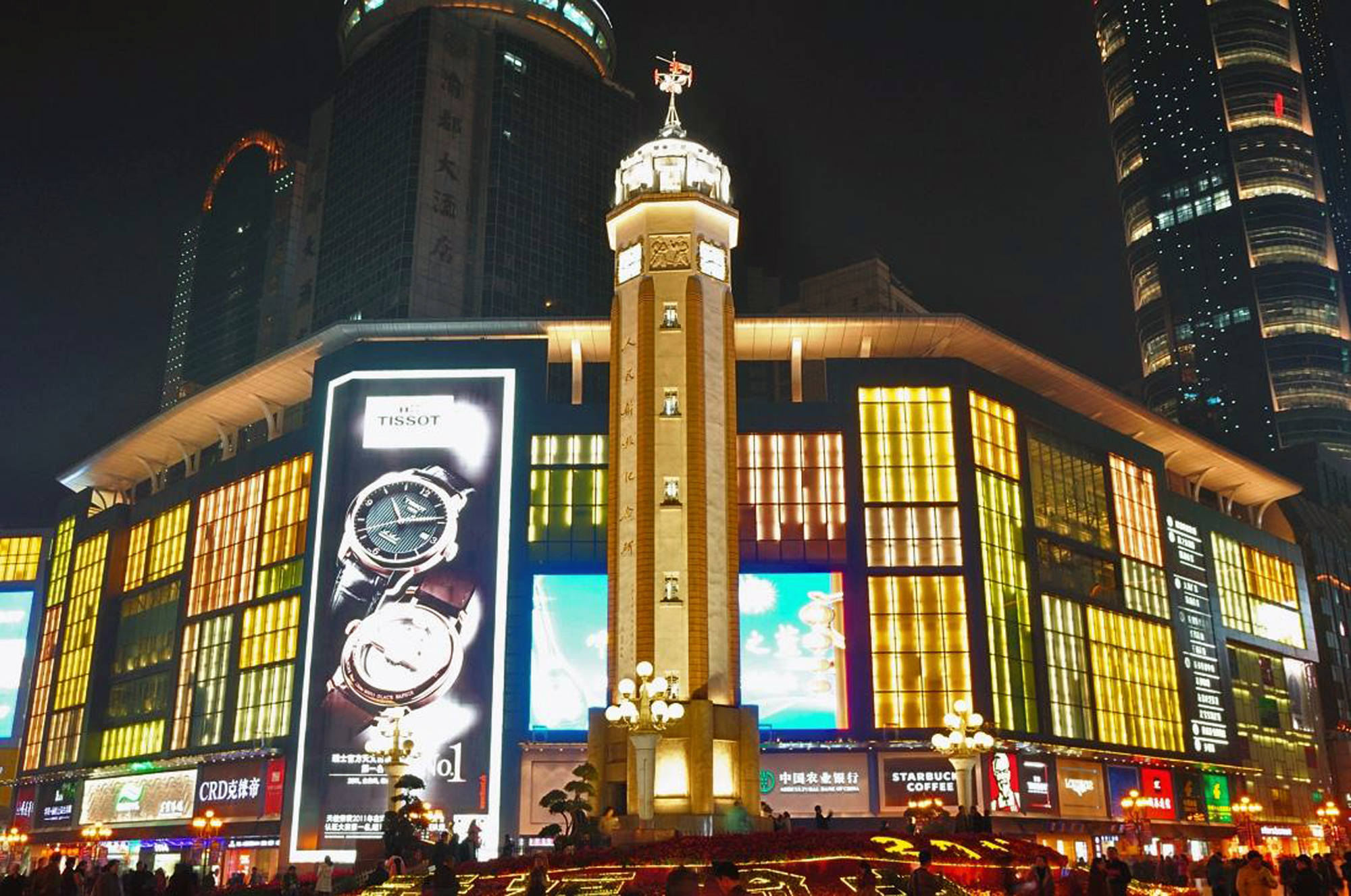 繁华的商业街上耸立着人民英雄解放碑让人们展望未来记住昨天