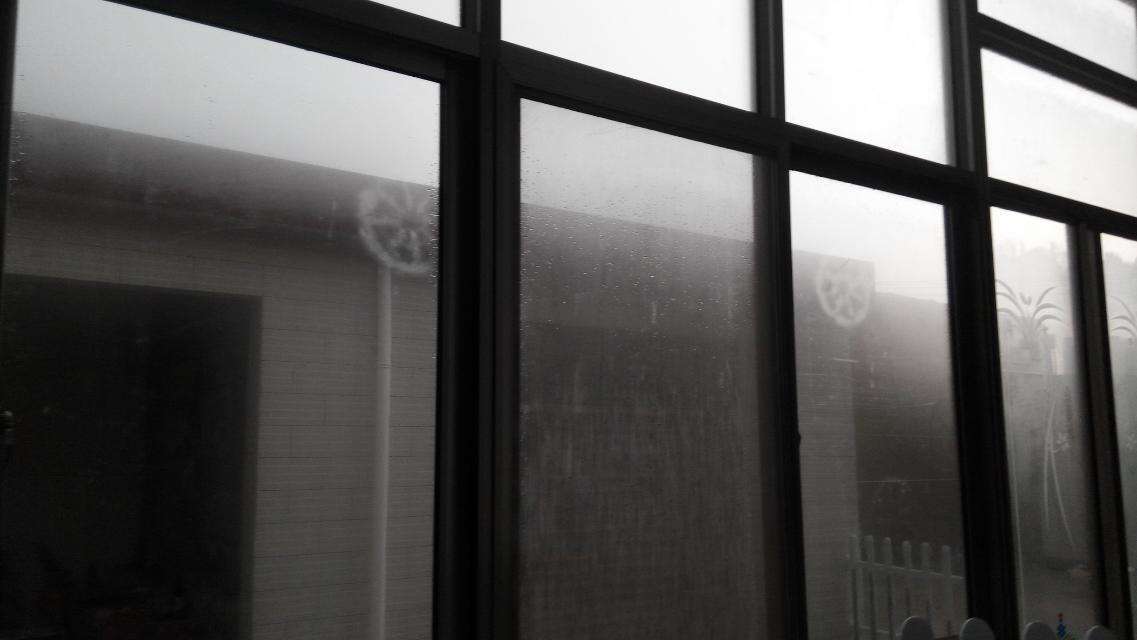 双层玻璃中间起雾图片