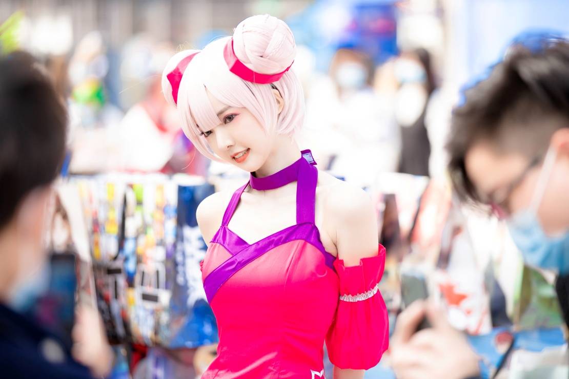 "令人心动的小乔"来了, 直播女神洪小乔red神颜cos惊艳众人