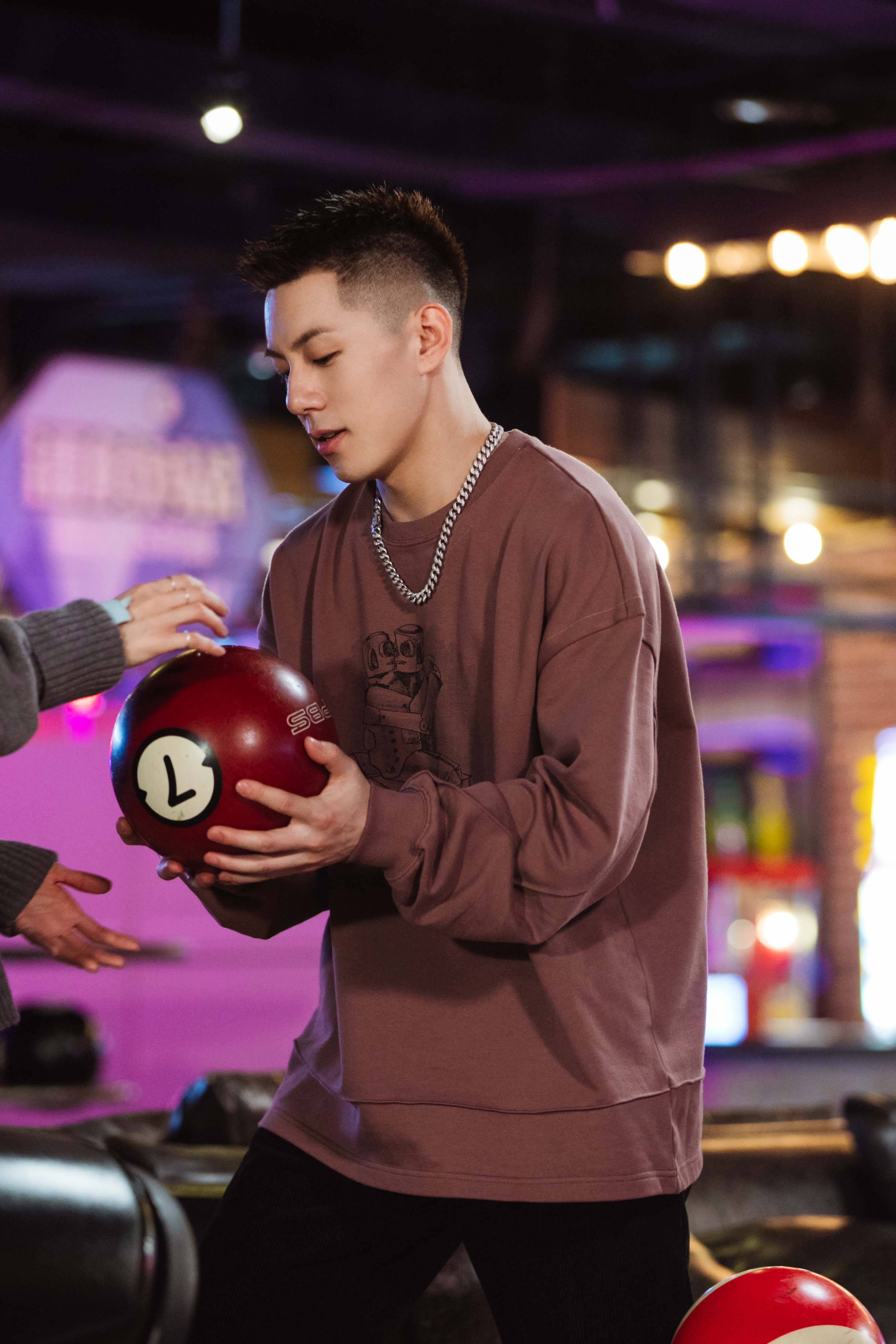 《女儿3》金晨卡斯柏约会打桌球 互动甜蜜气氛轻松