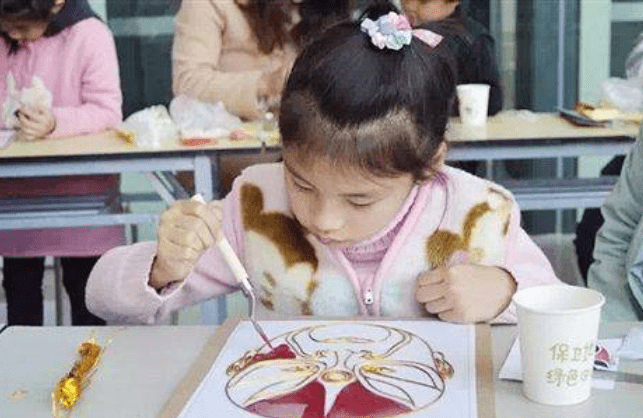 原创女孩牙签腿走红素颜五官出众一看双腿就暴露畸形审美