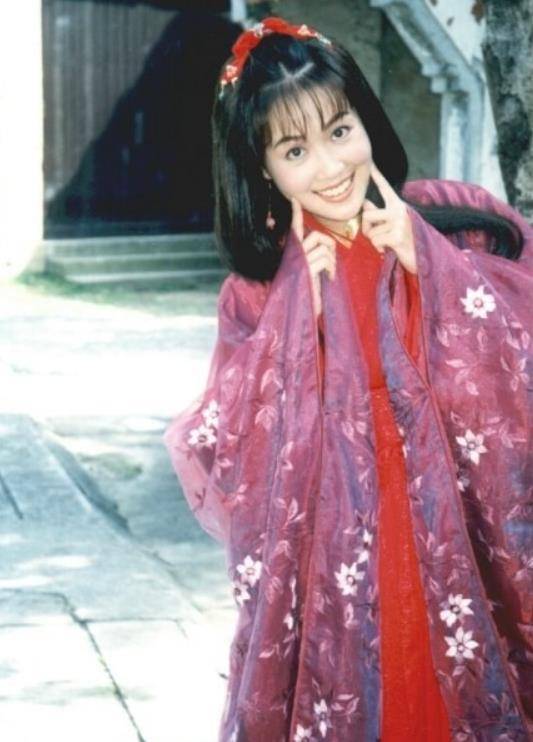 还有龚慈恩,她出演聂小凤时,年龄是34岁,但这并不妨碍她出演少女.