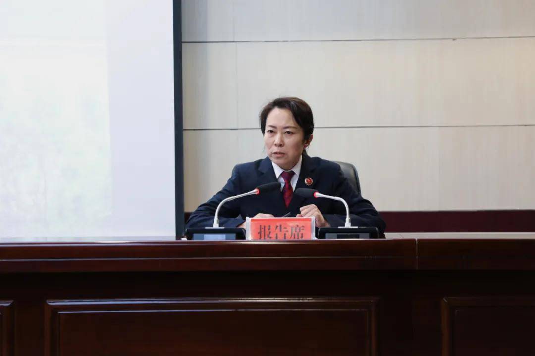 丁莉检察长在秦安县四长以案释法大讲堂上授课