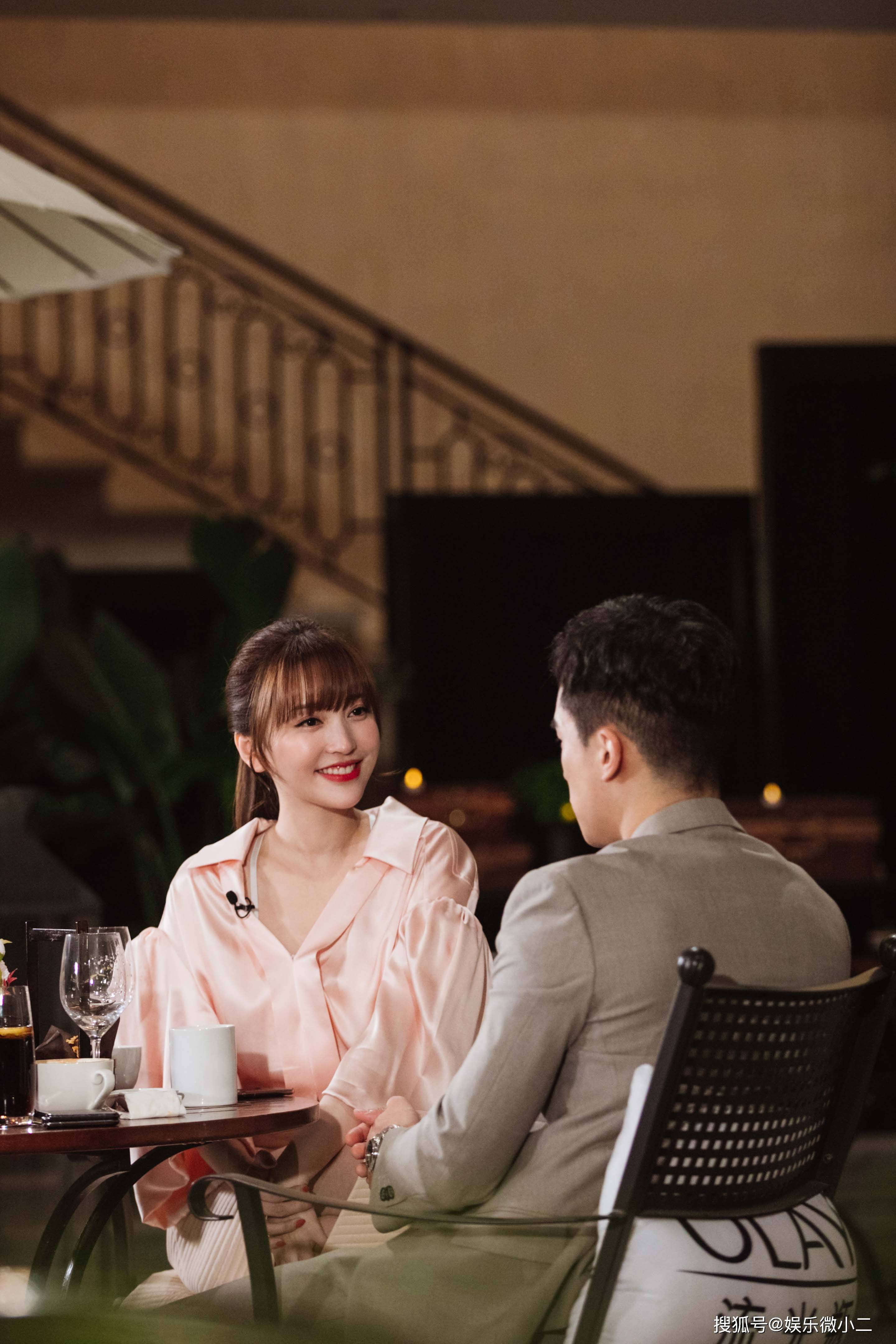 女儿3金莎盛况娇羞牵手滑雪场约会互动甜蜜