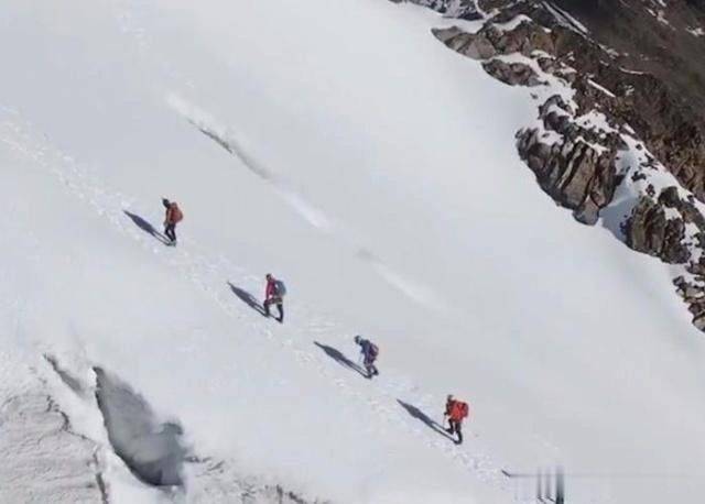 攀登珠穆朗玛峰的队伍，摔倒为何没人扶？专家：不是不敢而是不能