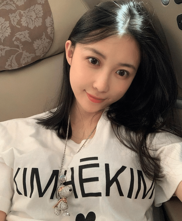 原创潘玮柏妻子宣云晒天台美照戴墨镜长腿白皙凹造型秀无名指婚戒