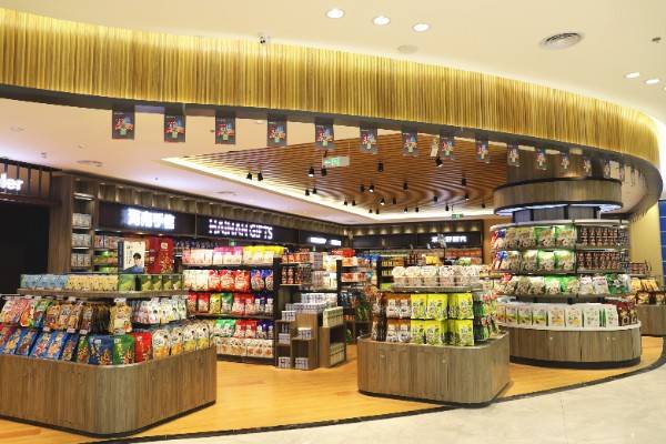 旺豪精品超市位于三亚市城区迎宾路的海旅免税城负一层,同步与海旅