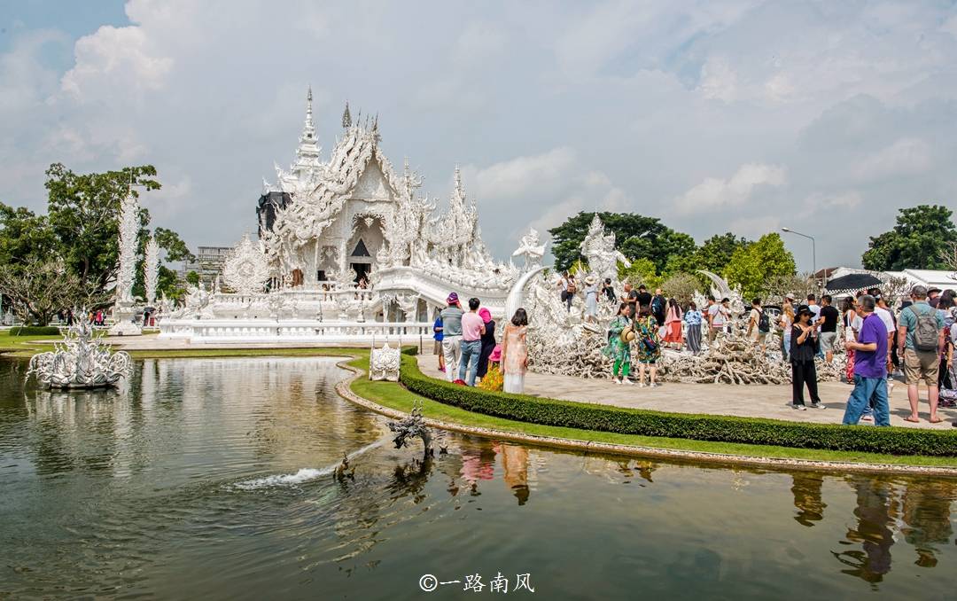 泰国传奇寺庙，主体白色，厕所像黄金宫殿，花了二十多年还没建完