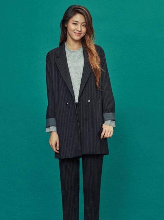 条纹西服可以搭配西裤,西装里面搭配一件贴身的圆领毛衣,立刻就有了一