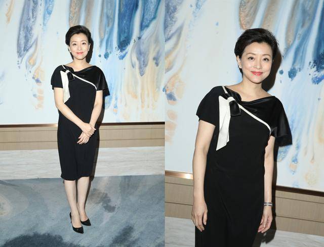 原创杨澜太会穿了白色纱裙配娃娃衫扮嫩成功一撮蓝发挺洋气