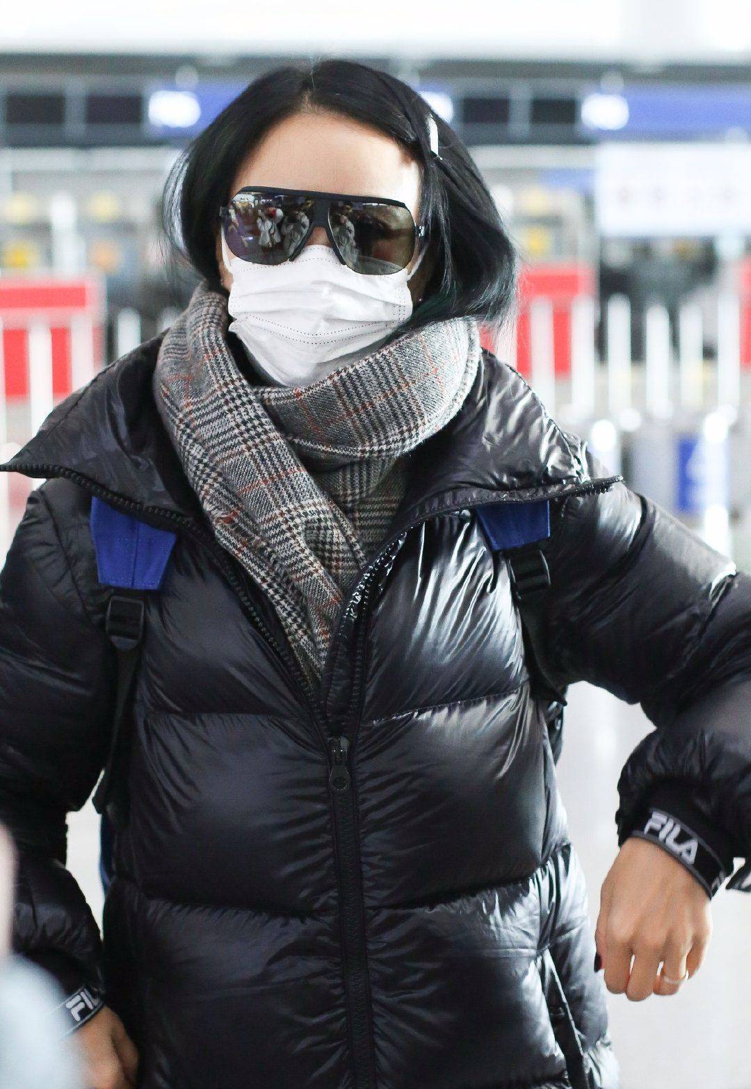 那英频频晒出机场照,一点不真实了,从眼镜里看到都是团队拍摄!