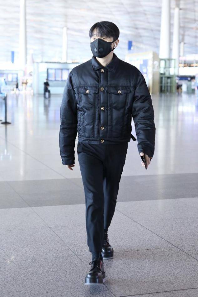 原创李荣浩秋冬造型,一双皮鞋一条西裤,轻松穿出文艺范