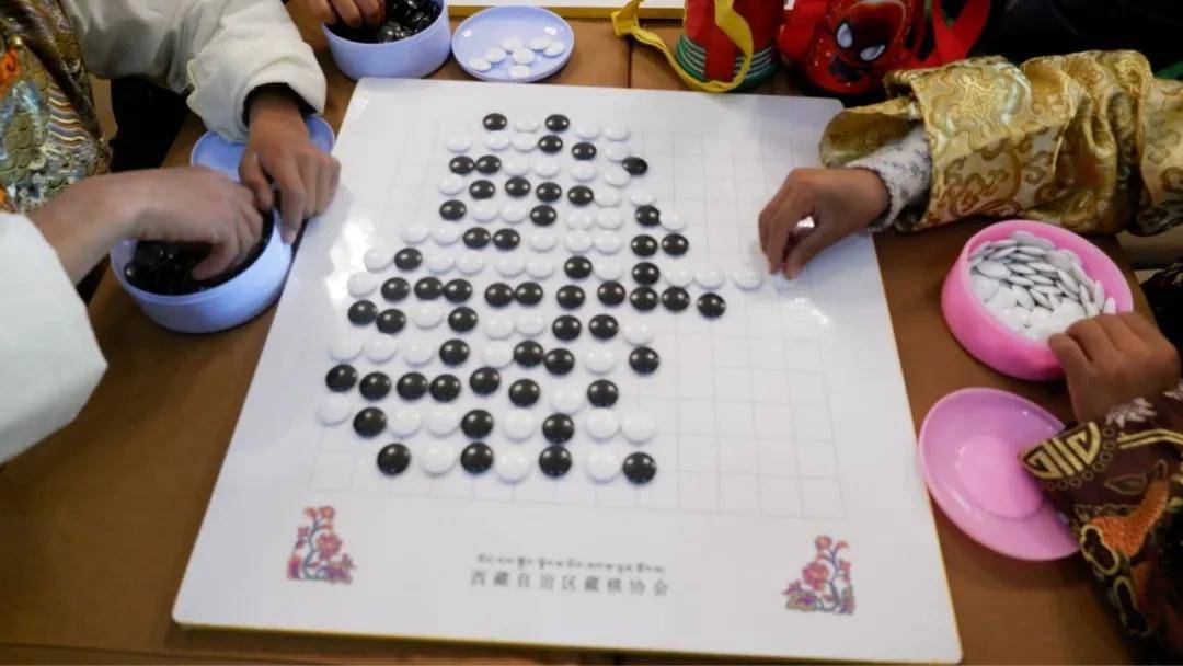 藏棋分为密芒和久棋两个大棋种和夹棋,双王棋等数十种中小棋种.