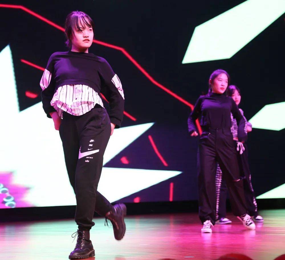 南通市第二中学党委书记,校长陈育彬代表学校党委,校长室送上了新年