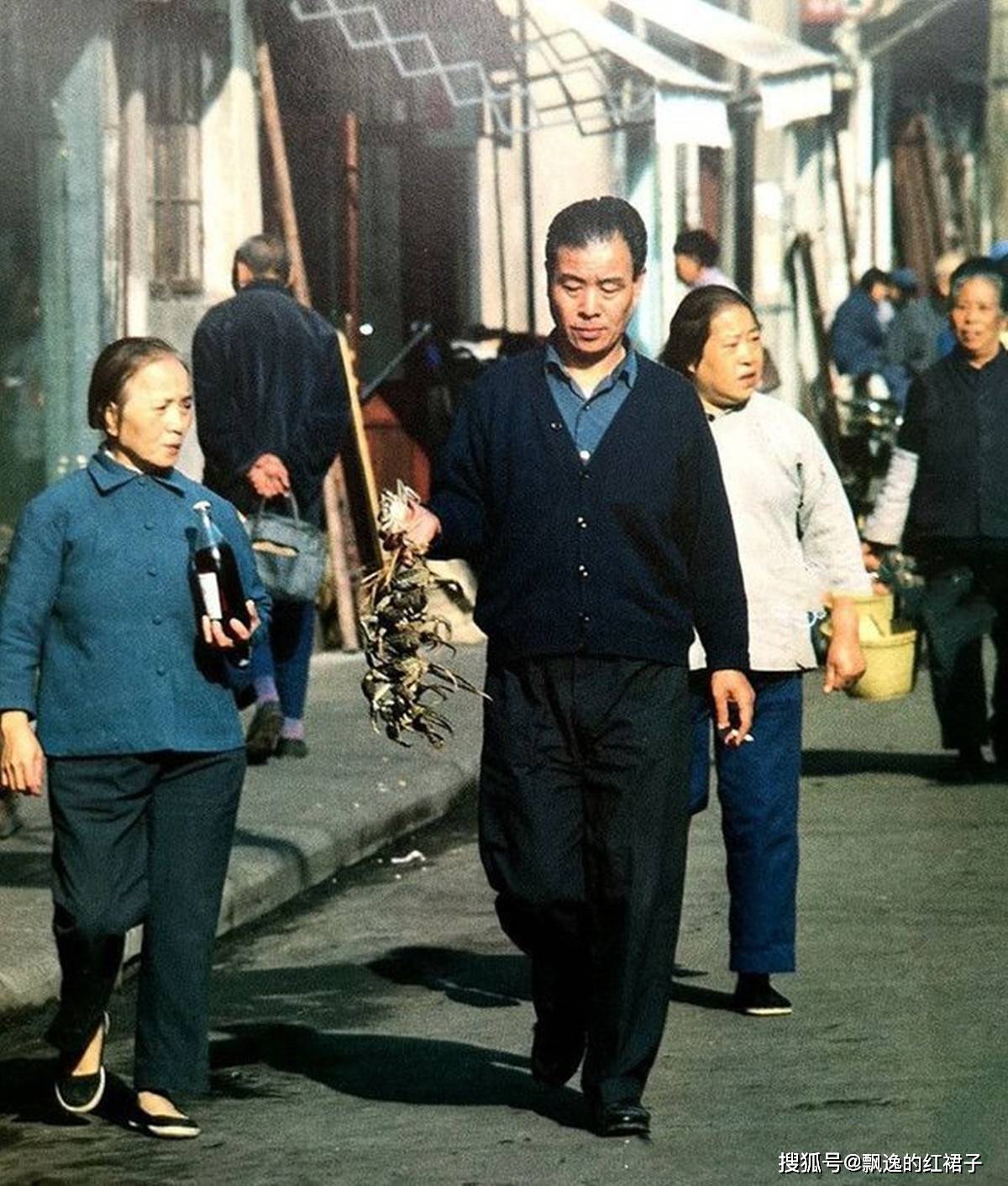 1980年代,一对年轻恋人的合影.