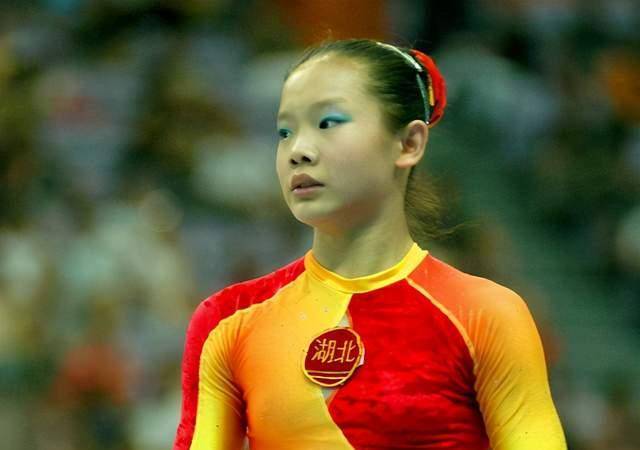 原创32岁程菲:25岁退役,养伤服药胖似200斤,事业有成仍单身