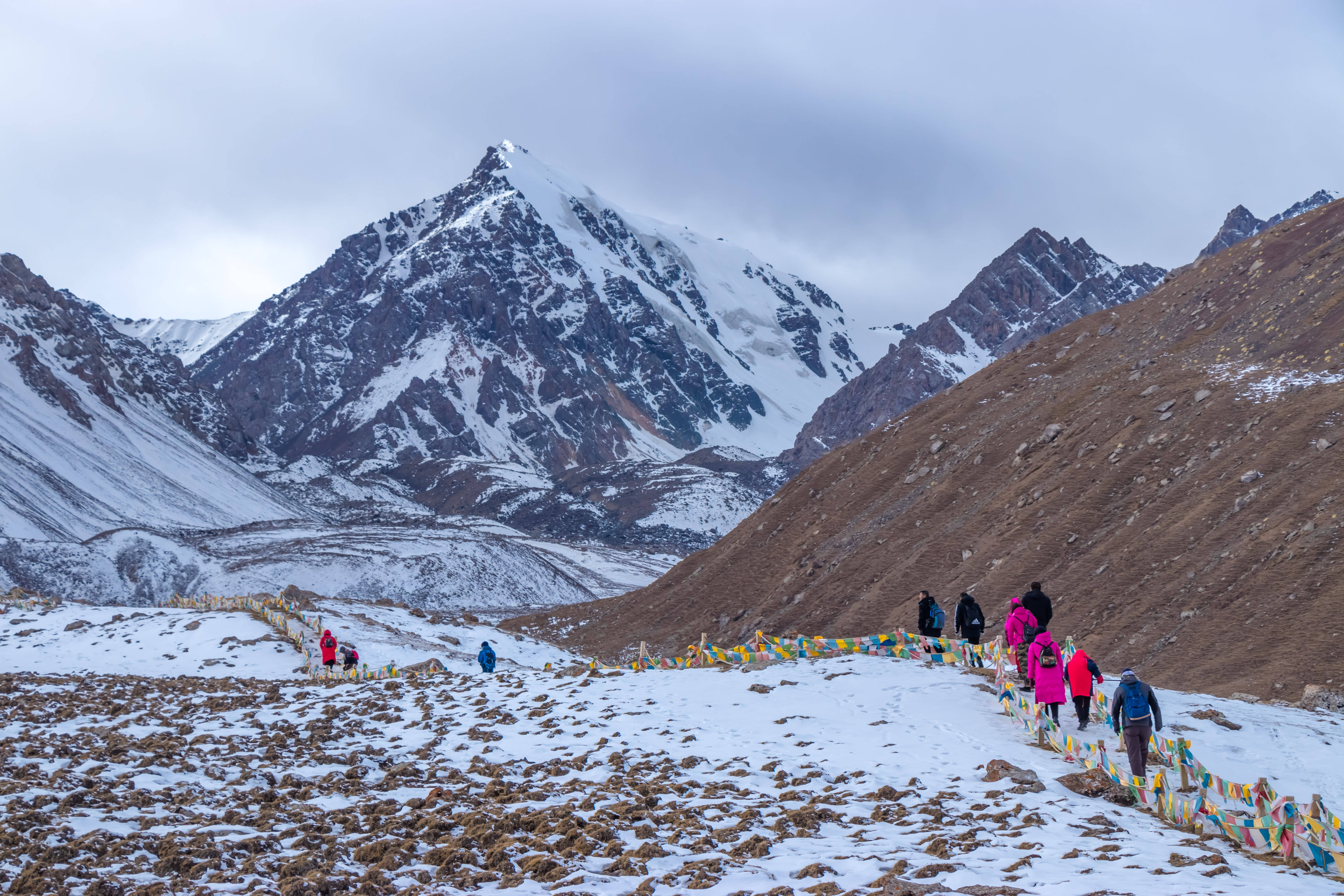 8月份肃南巴尔斯雪山图片