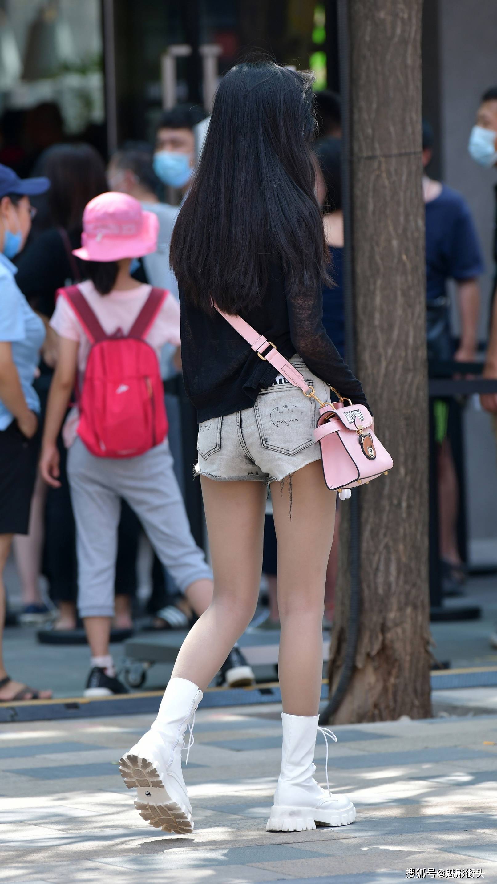 牛仔短裤加短靴,再搭配一双丝袜,小个子女生这样穿时髦又显腿长