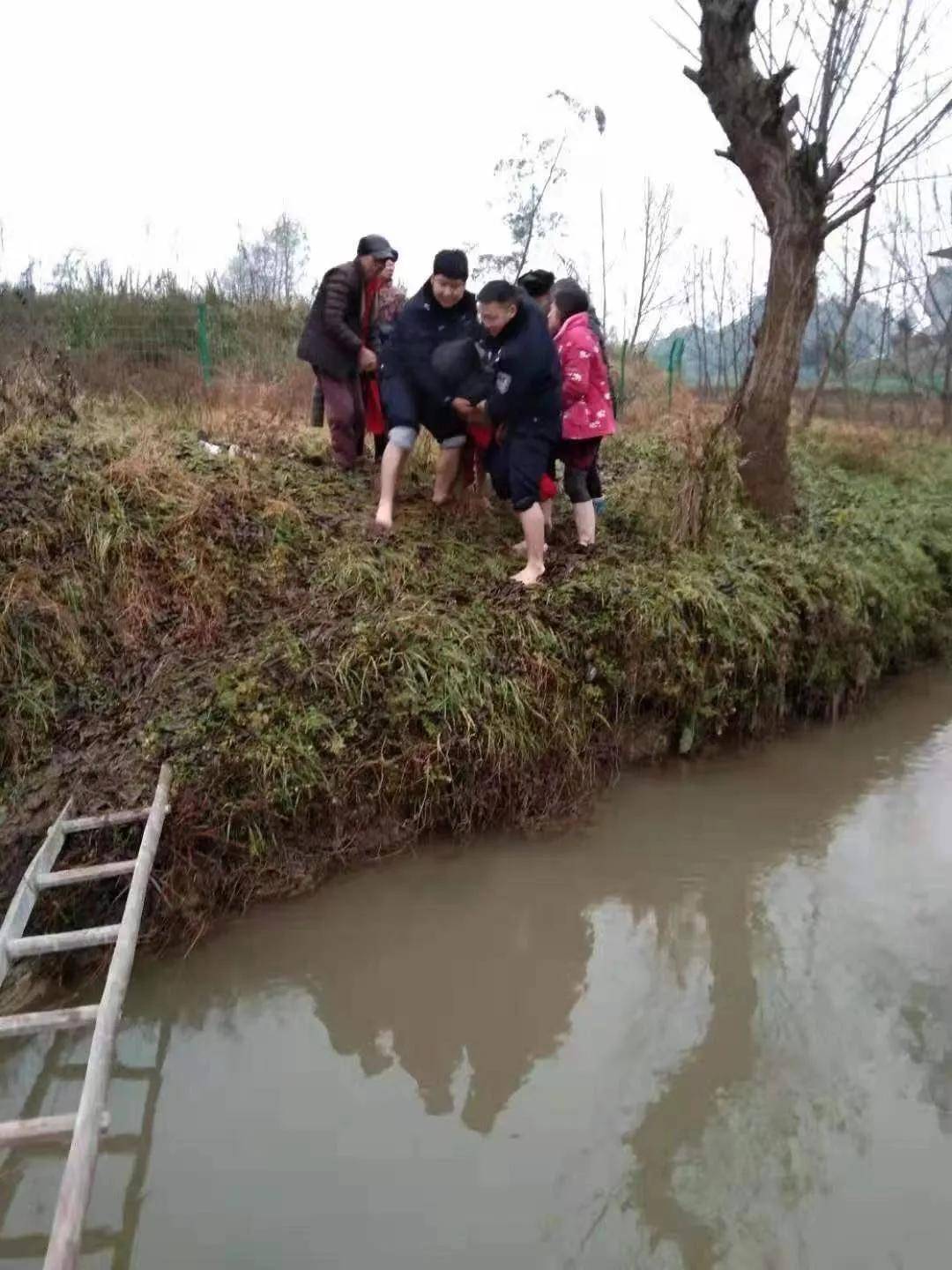 达州警察上演生死营救,冬水河里救人!