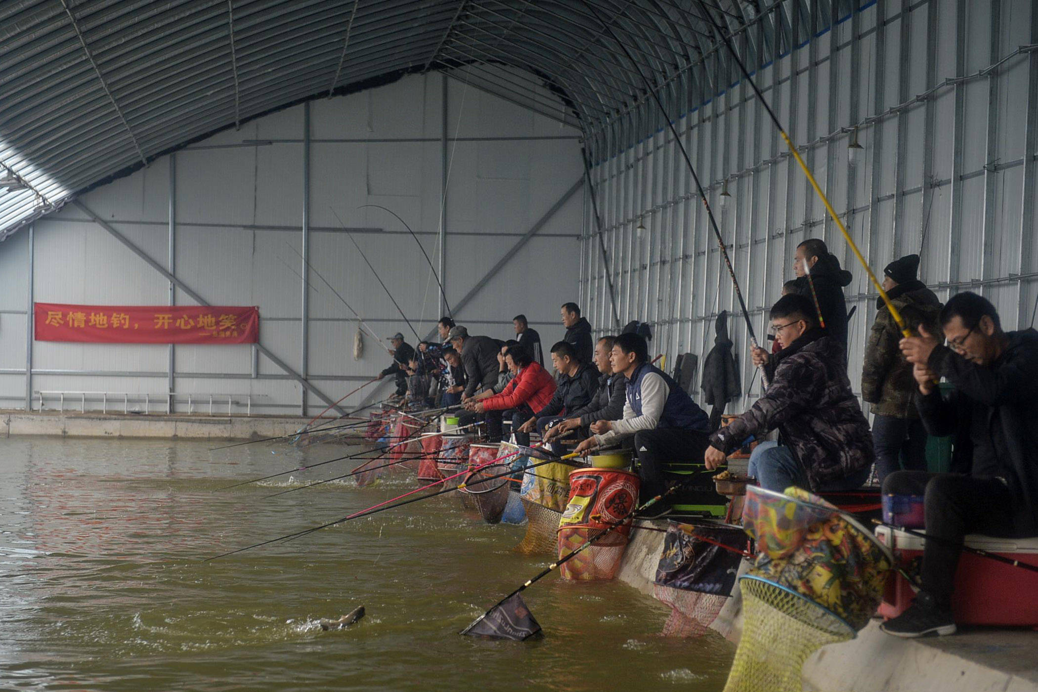 冬钓大棚的垂钓方式在近些年越来越流行,让很多酷爱钓鱼的钓友在寒冷